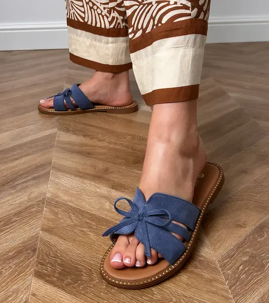 Gemre Blue flip-flops with a bow and edge embellishment Favira