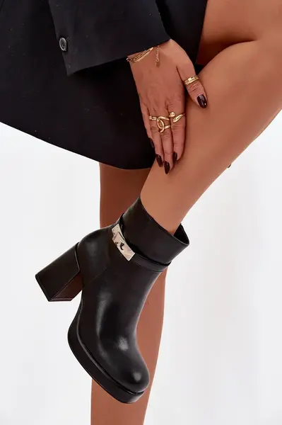 Dámské kotníkové kozačky s ozdobným řemínkem