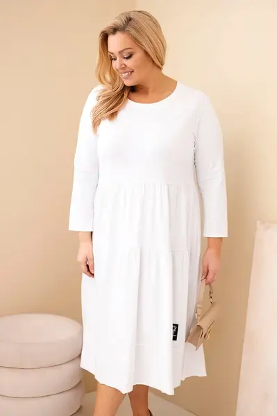 Plus size šaty s volány a ohrnutými rukávy