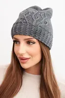 Dámska zimná čiapka Kesi s flitrami a vrkočom