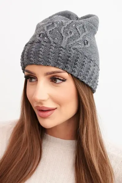 Dámska zimná čiapka Kesi s flitrami a vrkočom