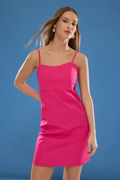 Trendyol růžové vypasované / vhodné zadní okno / vystřižené detaily tkané lněné šaty