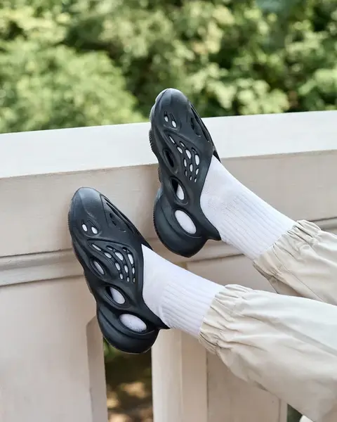 Resti Black women's sports shoes with cutouts Loydi