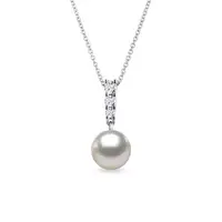 Přívěsek z bílého zlata s Akoya perlou a brilianty KLENOTA