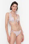 Trendyol Chrumkavé Bikini Nohavičky s Kvetinovým Vzorom s Detailom na Uväzovanie