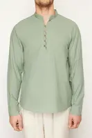 Trendyol svetlo khaki slim fit košeľa s polovičným zapínaním a sudcovským golierom, 100% bavlna