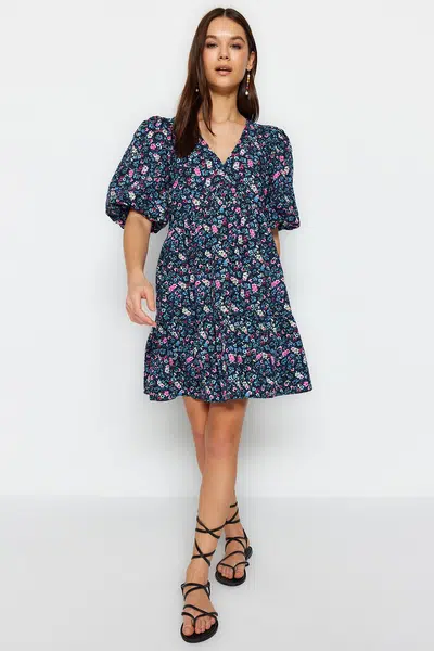 Trendyol Navy Blue Wide Cut Mini tkané šaty s kvetinovým vzorom