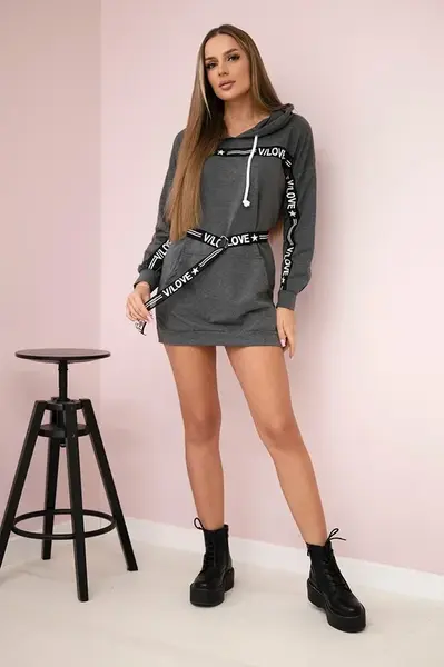 Šaty zdobené páskou s nápisy grafit