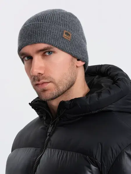 Ombre Men's knitted beanie cap with patch - grey melange