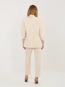 Béžový dámský komplet s neuzavíratelnou sakou