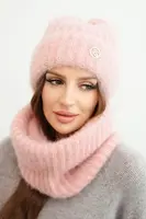 Polski Dámská souprava čepice a šály zimní nadýchaná s ozdobným emblémem černá