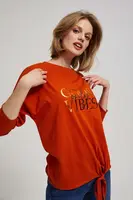 Halenka s nápisem a kravatou