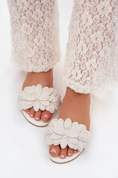 Dámské bílé ozdobené pantofle Grelora