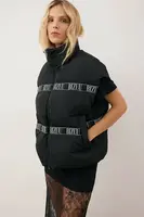 Péřová vesta Bizuu AYASE