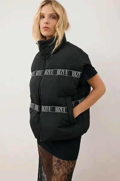 Péřová vesta Bizuu AYASE