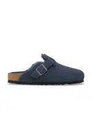 Semišové papuče Birkenstock Boston Shearling tmavomodrá barva, 1030701