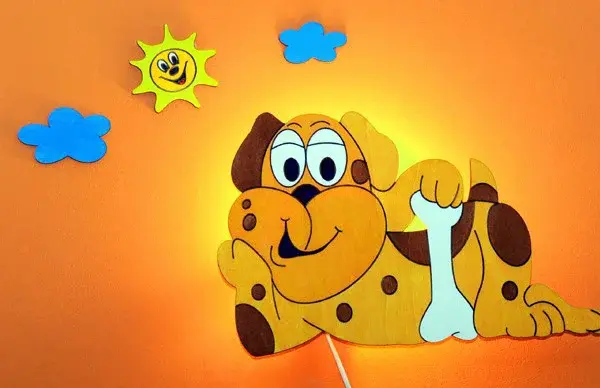 Nástěnná lampička pejsek s dekoracemi