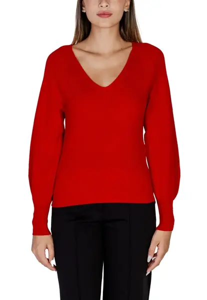 Červený svetr s výstřihem do V