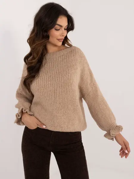 Tmavobéžový svetr s volány