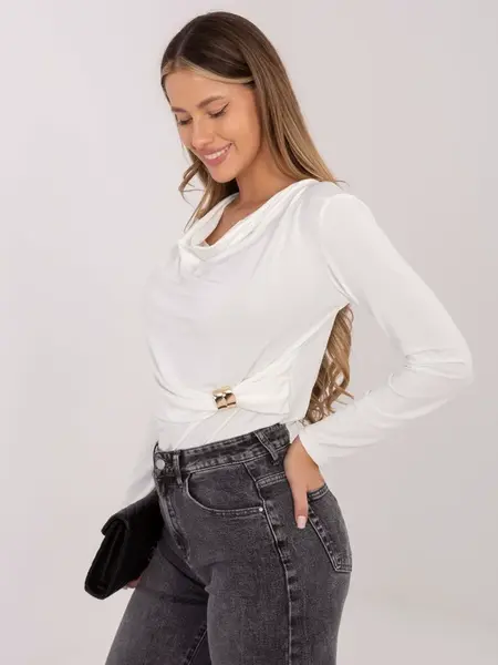 Jednobarevná halenka s ozdobným detailem