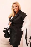 Kesi Włoski Dámska vesta Plus Size prešívaná s opaskom a golierom čierna