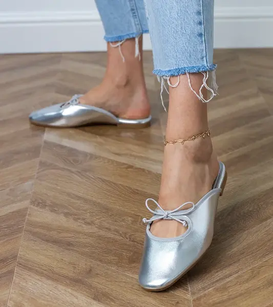 Gemre Strieborné šľapky s uzavretou špičkou na plochej podrážke Matila