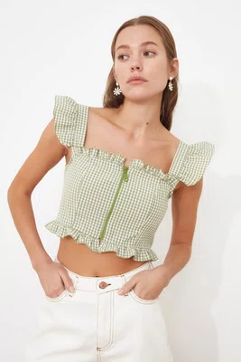 Trendyol zelená přiléhavá tkaná crop halenka s detaily na zip a kostkovaným vzorem
