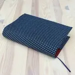 Obal na knihu - Puntíky na tmavě modré (M) - Barbora Bartošová