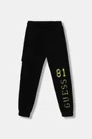 Dětské bavlněné tepláky Guess černá barva, s potiskem, L5YQ13 KAD74