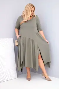 Plus size šaty s asymetrickým lemem