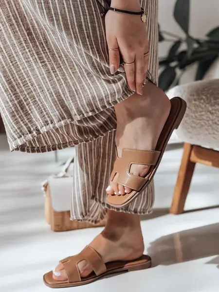 Klapki damskie z wycięciami KLASSINO khaki Dstreet