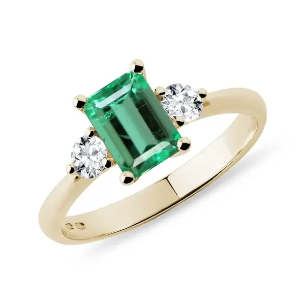 Prsten se smaragdem a diamanty ve žlutém zlatě KLENOTA