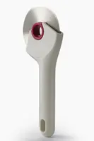 Nůž na pizzu Joseph Joseph Ringo 21,6 cm béžová barva