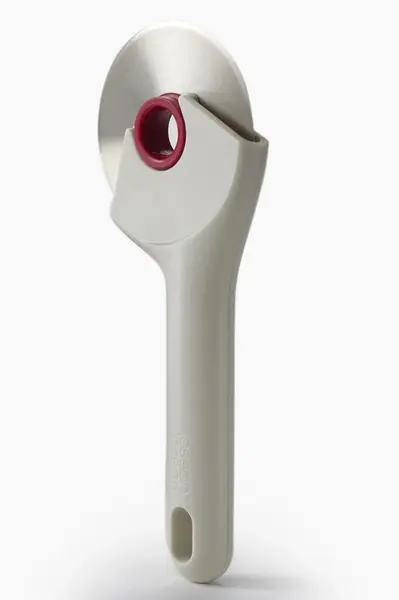 Nůž na pizzu Joseph Joseph Ringo 21,6 cm