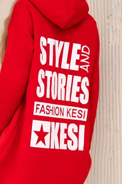 Vyztužená mikina s dlouhým zadním dílem a kapucí v červené barvě