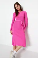 Trendyol růžové midi pletené šaty s páskem detail