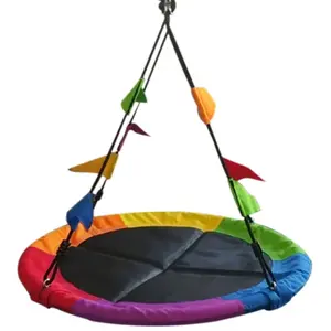 Houpačka Čepí hnízdo s vlajkami barevné