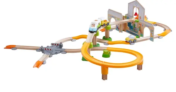 Guľôčková dráha Kullerbü – Vlaková stanica