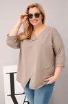 Plus size blúzka s V-výstrihom a asymetrickým lemom