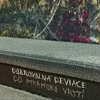 Dobrovolná Deviace – Do mramoru vrytí