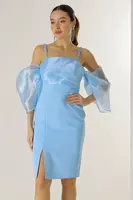 Šaty By Saygı s korálkovými detaily na ramínkách, organzovými nízkými rukávy a podšívkou z krepové látky