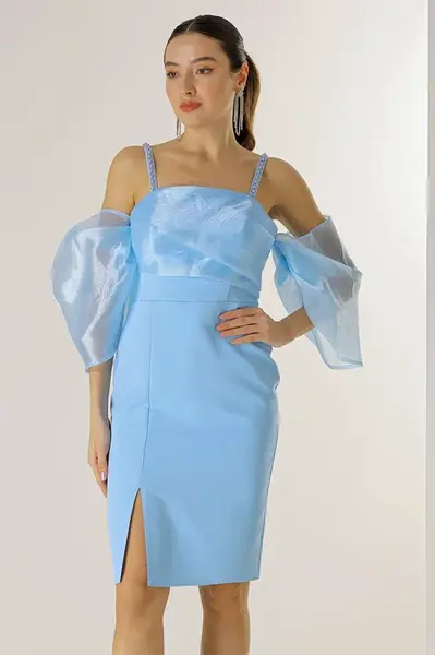 Šaty By Saygı s korálkovými detaily na ramínkách, organzovými nízkými rukávy a podšívkou z krepové látky