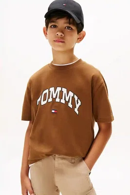Dětské bavlněné tričko Tommy Hilfiger hnědá barva, s potiskem, KB0KB09939