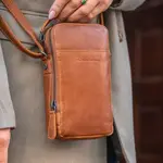 Kožená taška na mobil a doklady The Chesterfield Brand Alesnd - koňak