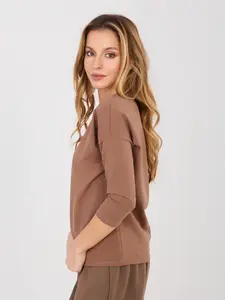 Hnědá halenka s kulatým výstřihem