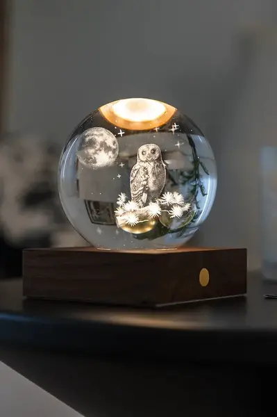 Bezdrátová LED lampa Gingko Design Amber Crystal Light více barev