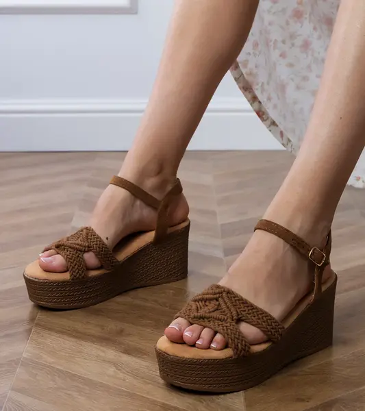 Gemre Brown platform sandals with lace-up strap Zambera