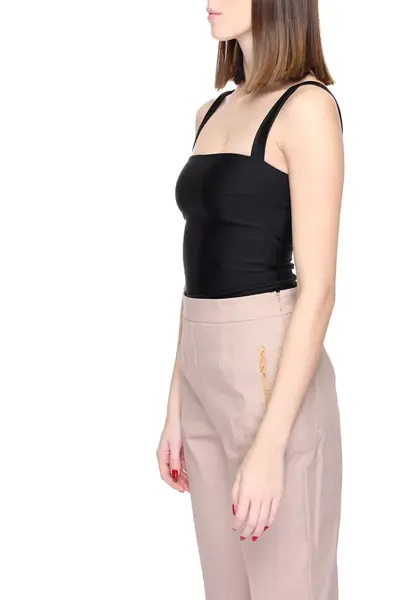 Černý top s hranatým výstřihem