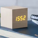 Stolní hodiny Gingko Design Cube Click Clock