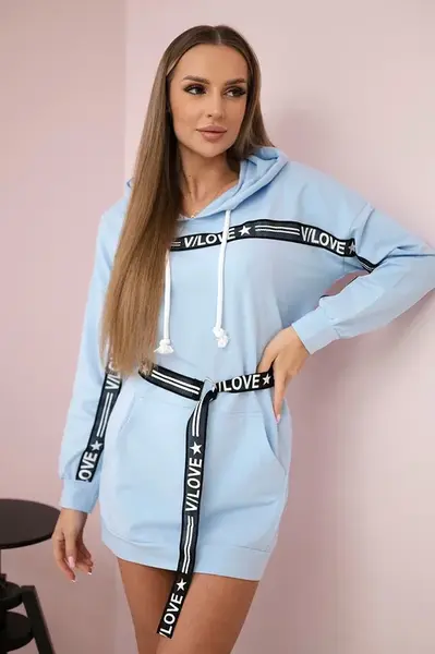 Šaty zdobené páskou s nápisy azurová